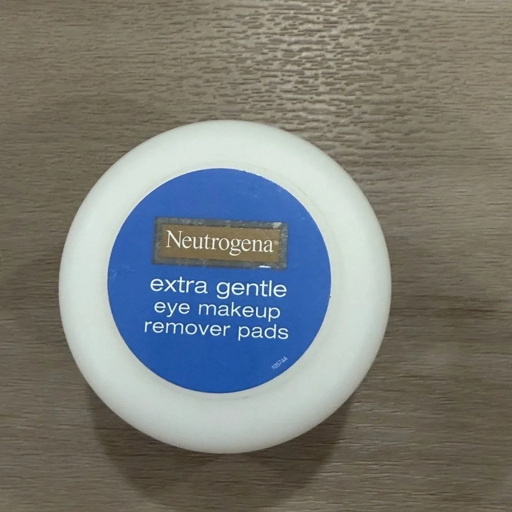 New Neutrogena Extra Gentle Makeup Removing Pads 30 Count Pads Sealed